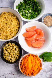 Die Zutaten für den Salat, Grapefruit, Edamame, Karotten, Nudeln usw.