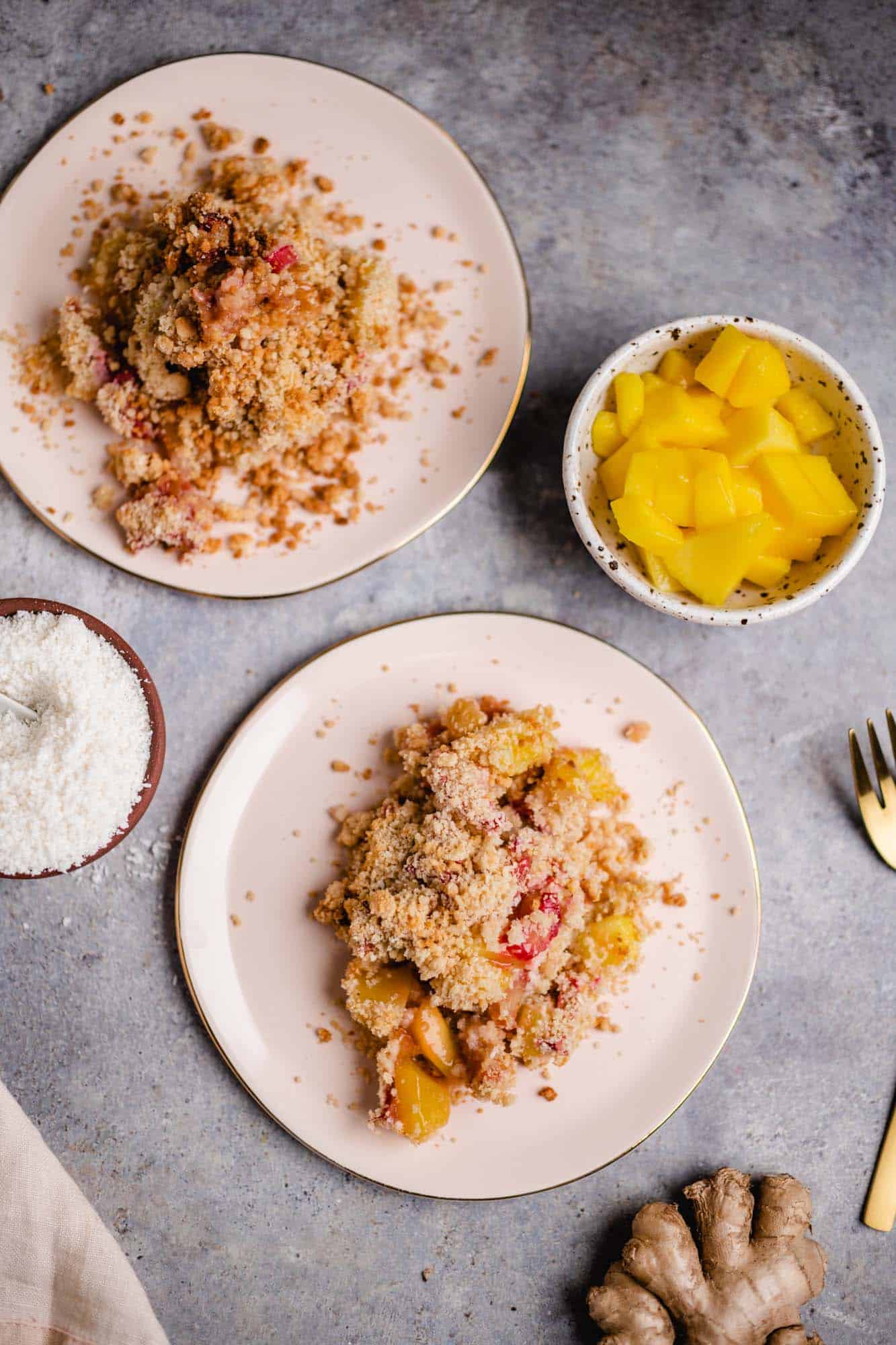 Veganes Rhabarber-Mango-Kokos Crumble (glutenfrei) Rezept