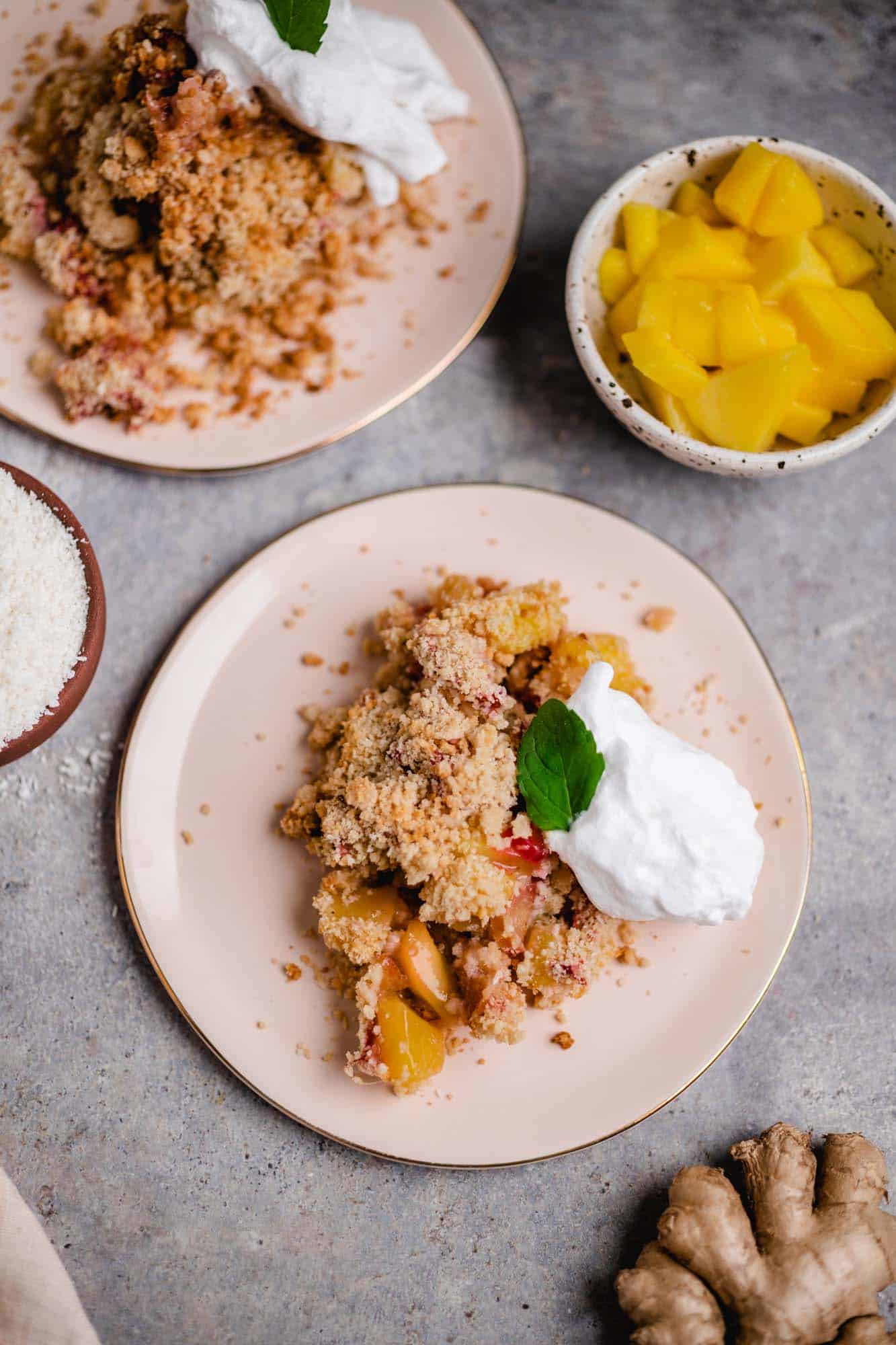 Veganes Rhabarber-Mango-Kokos Crumble (glutenfrei) Rezept