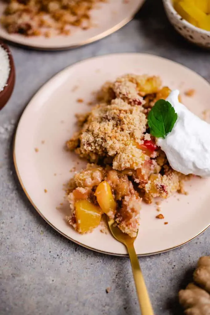 veganes Rhabarber Mango Kokos Crumble (glutenfrei)