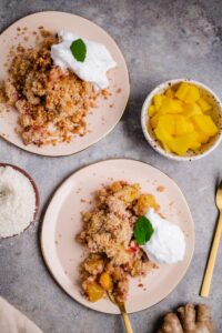 veganes Rhabarber Mango Kokos Crumble (glutenfrei)