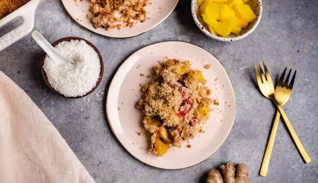 veganes Rhabarber Mango Kokos Crumble (glutenfrei)