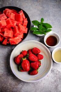 Die Zutaten für die Erdbeer Melonen Limonade