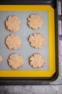 Die Zitronenkekse nach den backen, goldig gelb