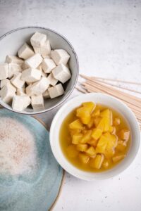 Gegrillte Tofu-Ananas Spieße auf Reis