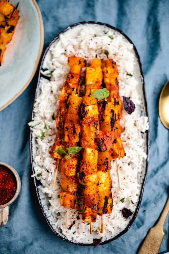 Gegrillte Tofu-Ananas Spieße auf Reis 