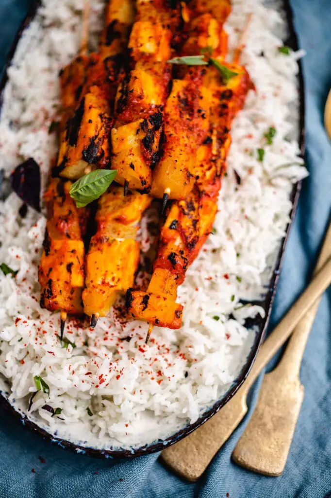 Gegrillte Tofu-Ananas Spieße auf Reis