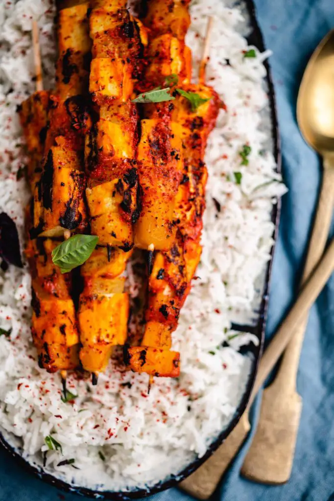 Gegrillte Tofu-Ananas Spieße auf Reis