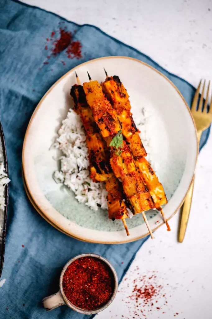 Gegrillte Tofu-Ananas Spieße auf Reis