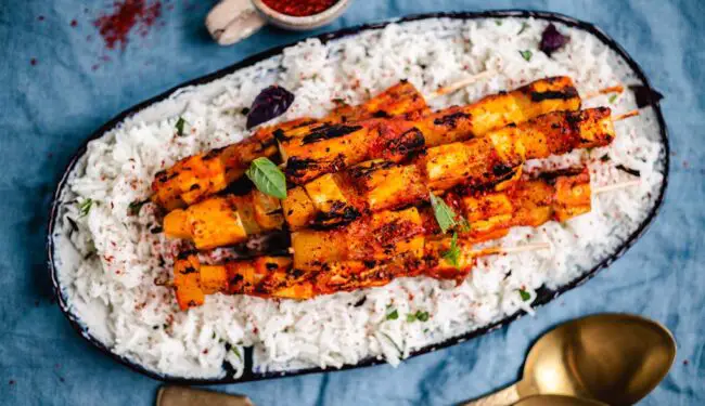 Gegrillte Tofu-Ananas Spieße auf Reis