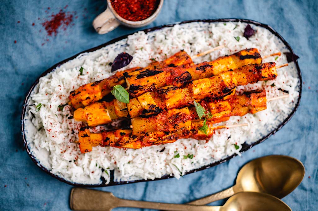 Gegrillte Tofu-Ananas Spieße auf Reis