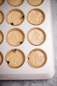 Teig in Muffinform geben
