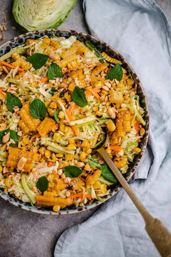 Weißkohlsalat mit gegrilltem Mais und Erdnussbutter-Dressing (vegan, glutenfrei) Rezept