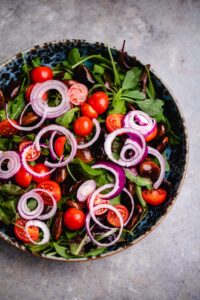 Dressing auf den Salat auftragen