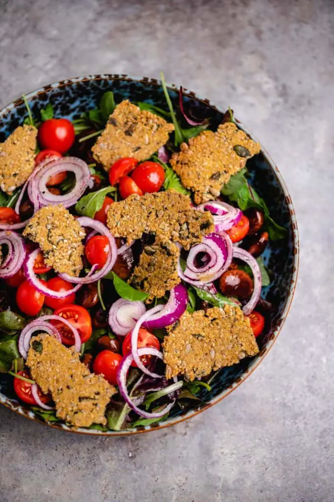 Gemischter Salat mit Crackern (v, gf, of)