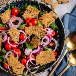 Gemischter Salat mit Crackern (v, gf, of)