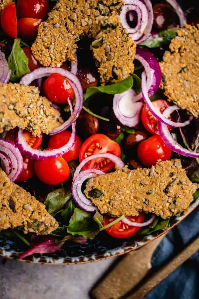 Gemischter Salat mit Crackern (v, gf, of)