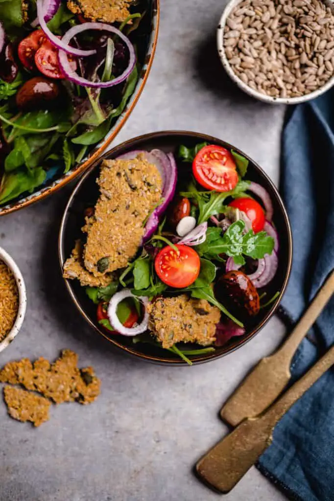 Gemischter Salat mit Crackern (v, gf, of)