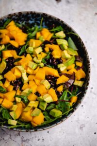 Mango, Bohnen, Avocado usw. in eine Schüssel geben