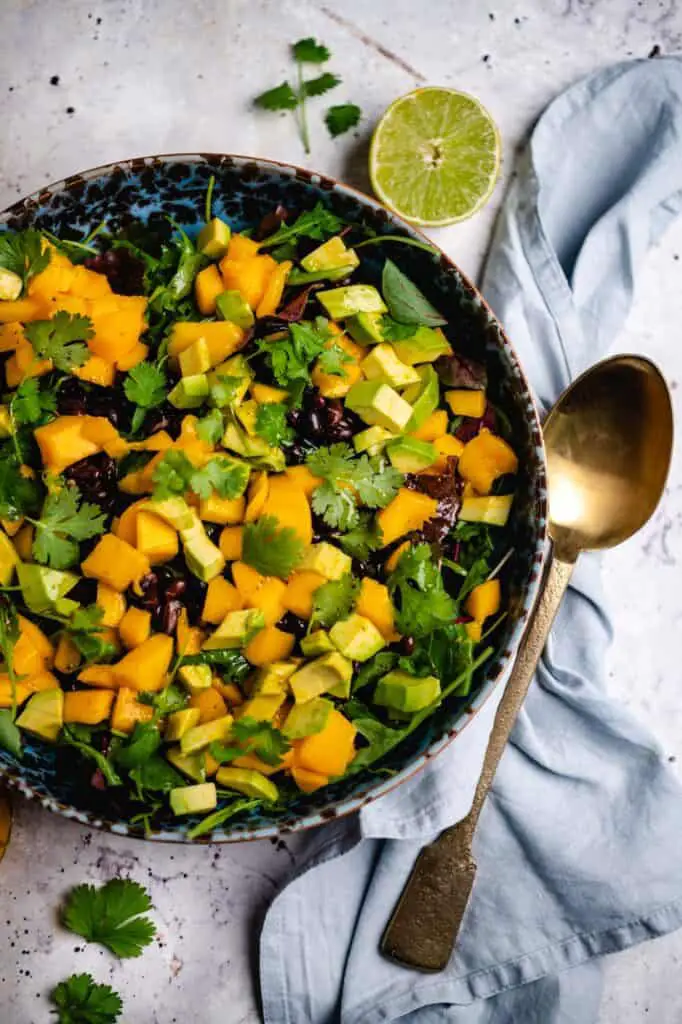 Veganer Salat mit Mango und schwarzen Bohnen Rezept