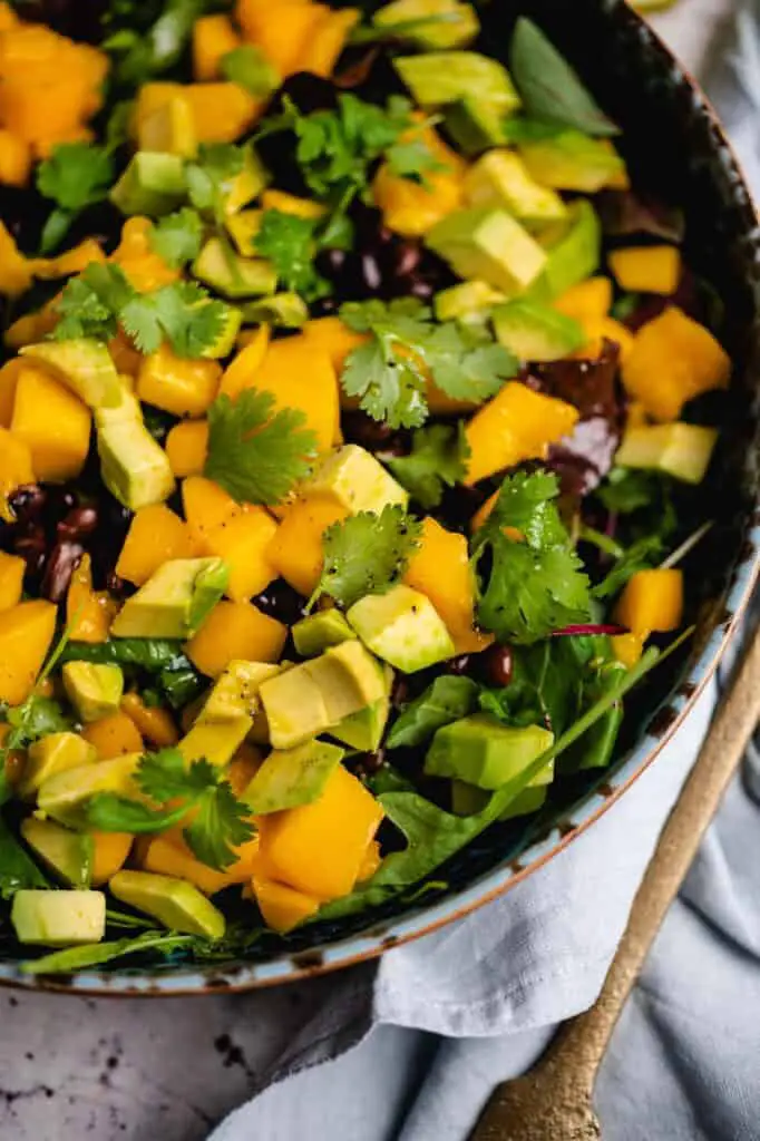 Veganer Salat mit Mango und schwarzen Bohnen Rezept
