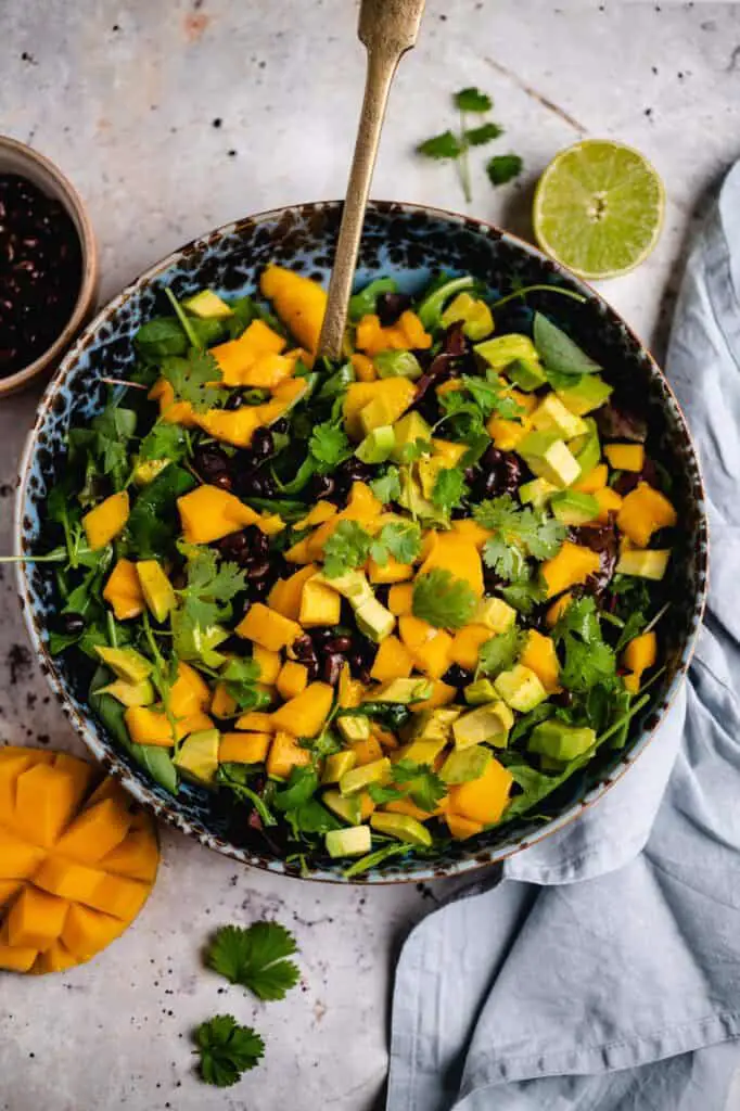 Veganer Salat mit Mango und schwarzen Bohnen Rezept