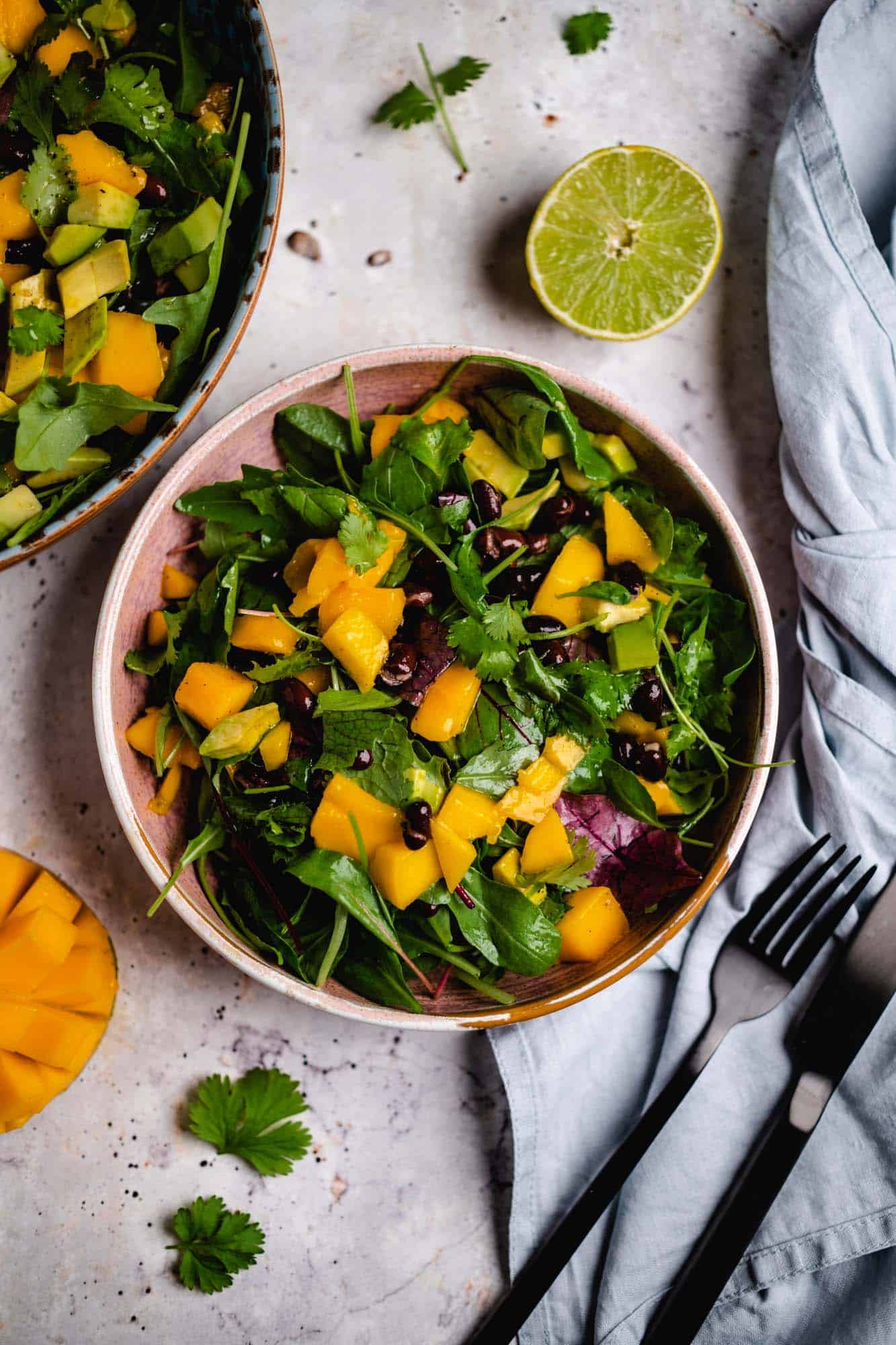 Salat mit Mango und schwarzen Bohnen — VEGANE VIBES