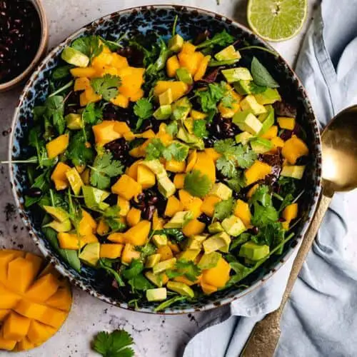 Veganer Salat mit Mango und schwarzen Bohnen Rezept
