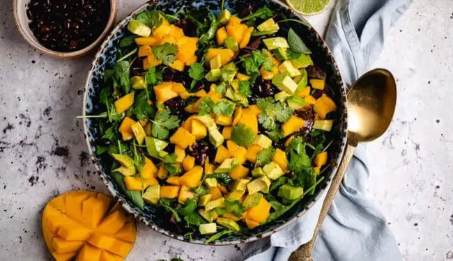 Veganer Salat mit Mango und schwarzen Bohnen Rezept