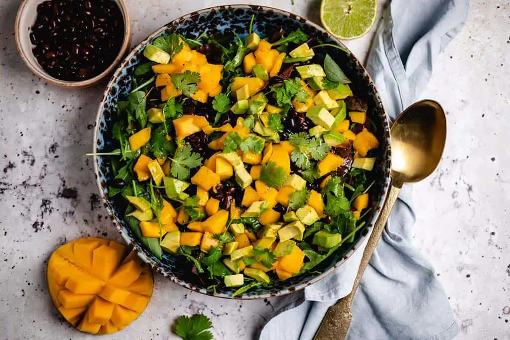 Salat mit Mango und schwarzen Bohnen — VEGANE VIBES