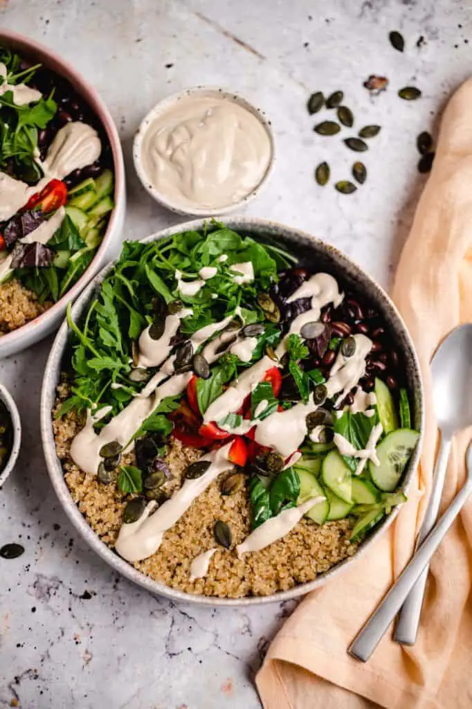 Sommerliche Quinoa Bowl (vegan & glutenfrei)