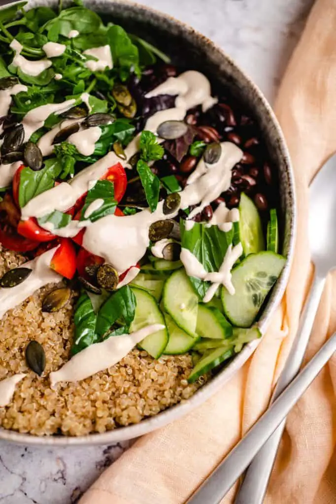 Sommerliche Quinoa Bowl (vegan & glutenfrei)
