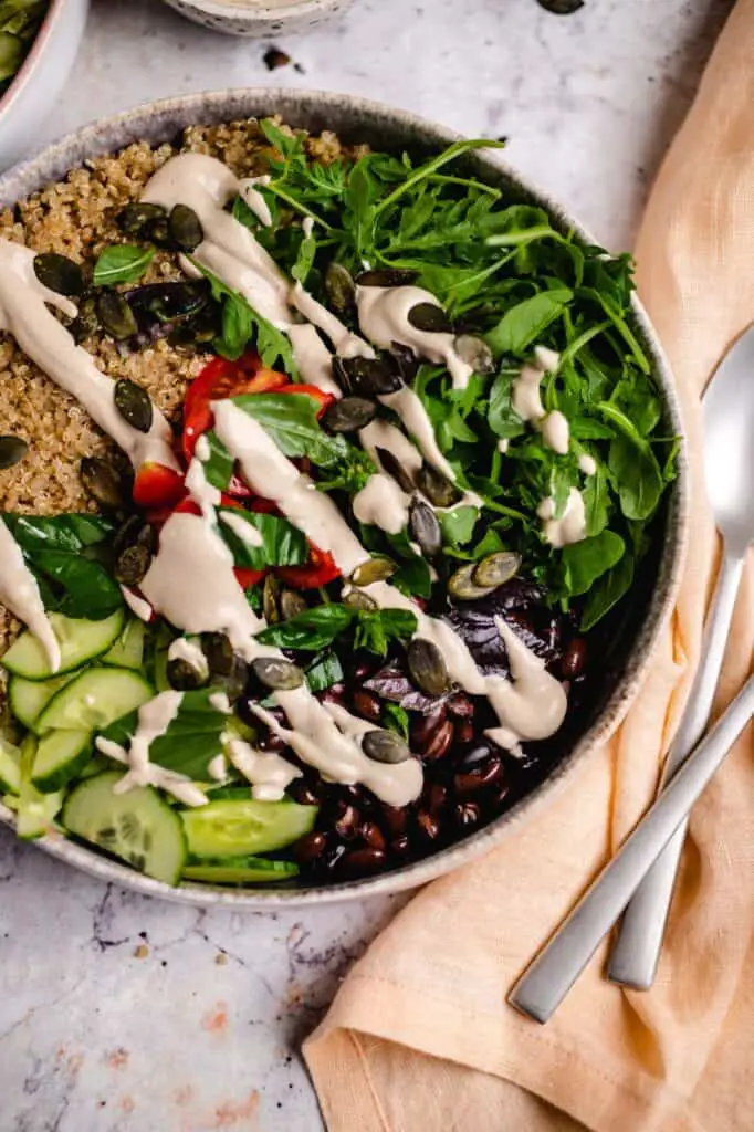 Sommerliche Quinoa Bowl (vegan & glutenfrei)