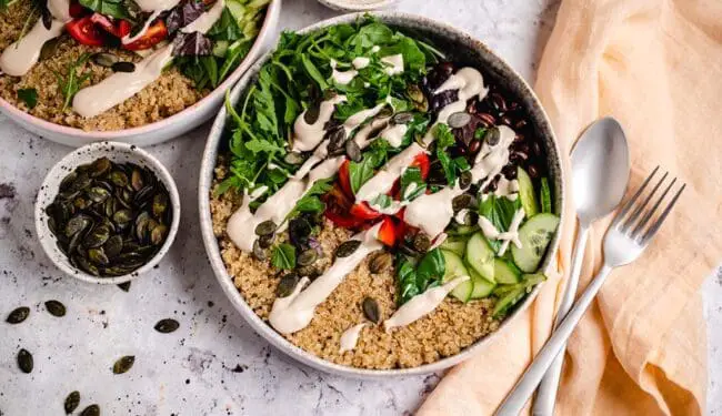 Sommerliche Quinoa Bowl (vegan & glutenfrei)