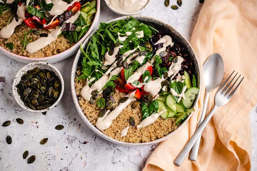 Sommerliche Quinoa Bowl (vegan & glutenfrei)