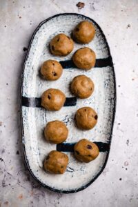 Kleine Kugeln vorbereiten für das folgende Cookie formen