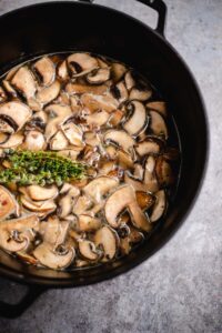 Champignons, Gewürze in einen Topf geben