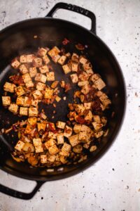Tofu in Pfanne anbraten