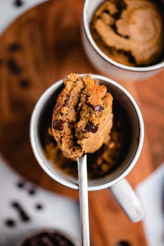 Tassenkuchen Chocolate Chips  ZUSAMMENFASSUNG Glutenfreier und veganer Tassenkuchen mit feinen Chocolate Chips. Perfekt für einen gemütlichen Nachmittag auf der Couch oder als schnelle Nachspeise. Natürlich gesüßt, schokoladig und unwiderstehlich lecker. Vegan, glutenfrei und ölfrei.    ZUTATEN  MENGE: 2 Dessert Vegan, laktosefrei, ölfrei, natürlich gesüßt  Amerikanisch ZUBEHÖR:  Ofenfeste Tassen Backschüssel Silikonschaber Löffel   FÜR DEN KEKSTEIG:  60g glutenfreie Mehlmischung, 1 Tasse, ich mische zu gleichen Teilen Hafermehl und glutenfreie Mehlmischung 20g Mandelmehl, 1 ½  EL, alternativ mehr vom anderen Mehl  40g Kokosblütenzucker, ¼ Tasse, oder einen anderen Zucker nach Wahl  1 TL Backpulver 120ml Pflanzenmilch, ¼ Tasse  30g Nussmus, 2 EL Eine Prise Salz  50g dunkle vegane Schoko Drops   ANLEITUNG 1.	Ofen auf 175 Grad Umluft (195 Grad Ober-Unterhitze) vorheizen, zwei ofenfeste Tassen bereitstellen.  2.	FÜR DEN TEIG Glutenfreie Mehlmischung, Mandelmehl, Kokosblütenzucker und Backpulver in eine Schüssel geben du so lange rühren, bis sich die trockenen Zutaten gut verbunden haben und kleine Klümpchen aufgelöst sind.  3.	Pflanzenmilch und Nussmus dazugeben und weiterrühren, bis ein gleichmäßiger Teig entstanden ist.  Dunkle vegane Schoko Drops unterheben und den Teig gleichmäßig in die zwei Tassen aufteilen. In den Ofen schieben und 25 Minuten backen.  4.	Aus dem Ofen nehmen und abkühlen lassen. Lauwarm oder kalt genießen, am besten mit einer Kugel Vanilleeis. Restlicher Tassenkuchen (falls wirklich etwas übrig bleibt, hält luftdicht verschlossen bis zu 2 Tage im Kühlschrank). 