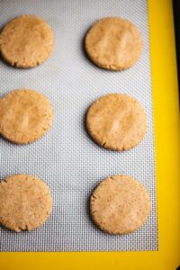 Cookies formen und auf Backblech verteilen