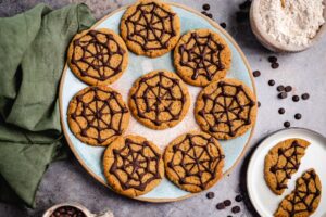 Vegane Halloween Cookies mit Spinnennetz Muster