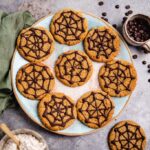 Vegane Halloween Cookies mit Spinnennetz Muster