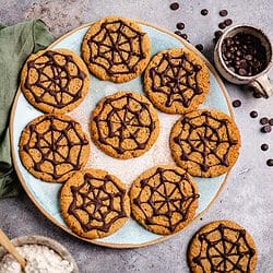 Vegane Halloween Cookies mit Spinnennetz Muster