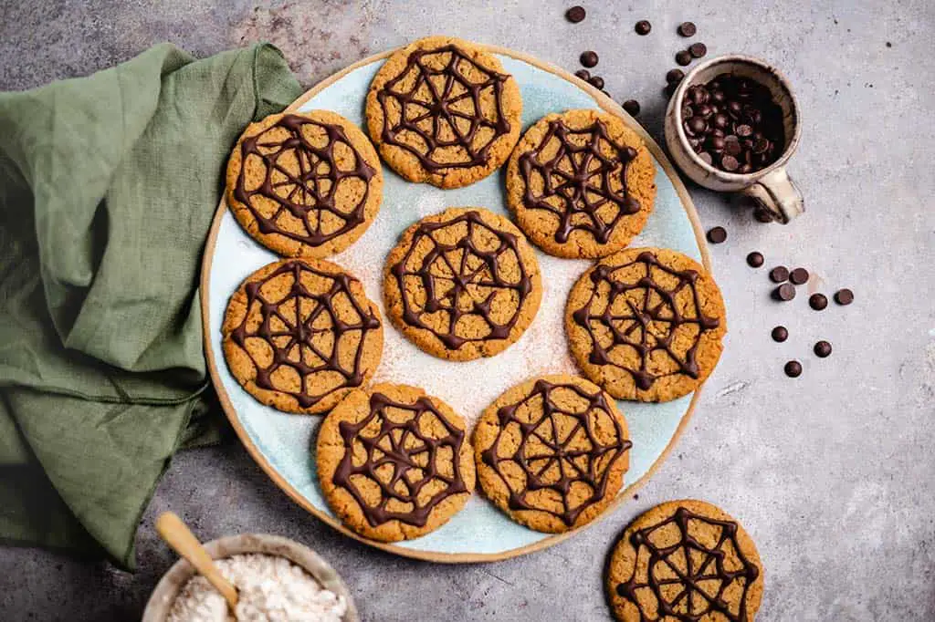 Vegane Halloween Cookies mit Spinnennetz Muster