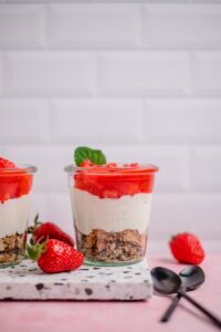 Schnelles veganes Erdbeer-Dessert im Glas