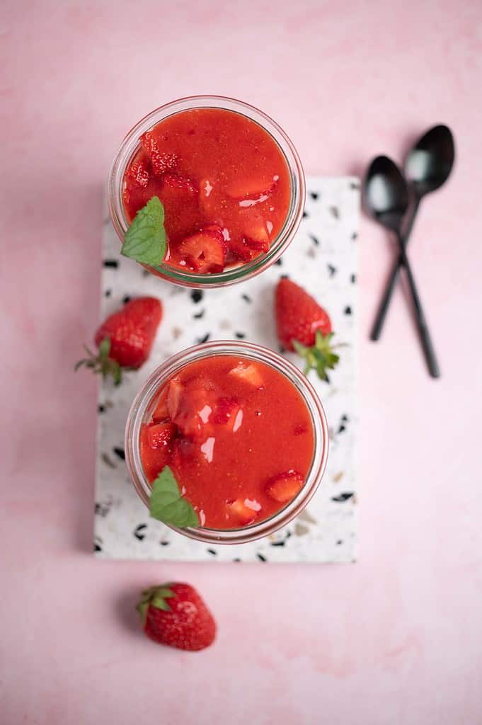 Schnelles veganes Erdbeer-Dessert im Glas