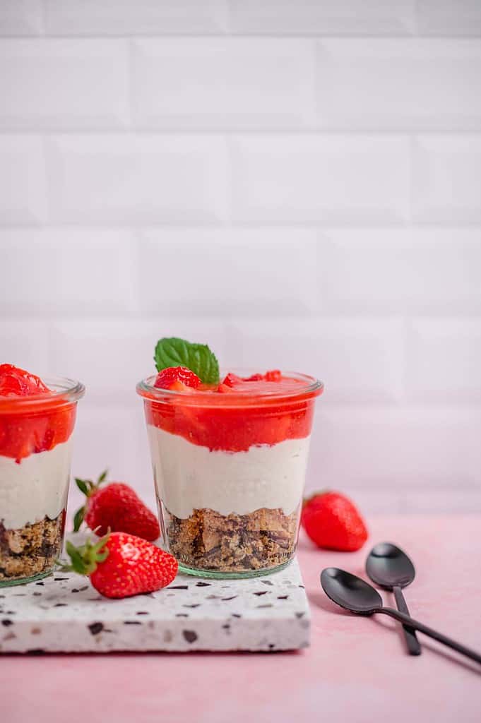 Quick vegan strawberry dessert in a jar