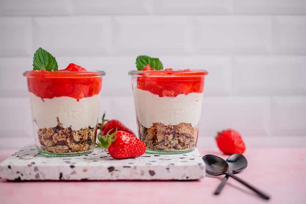 Schnelles veganes Erdbeer-Dessert im Glas — VEGANE VIBES