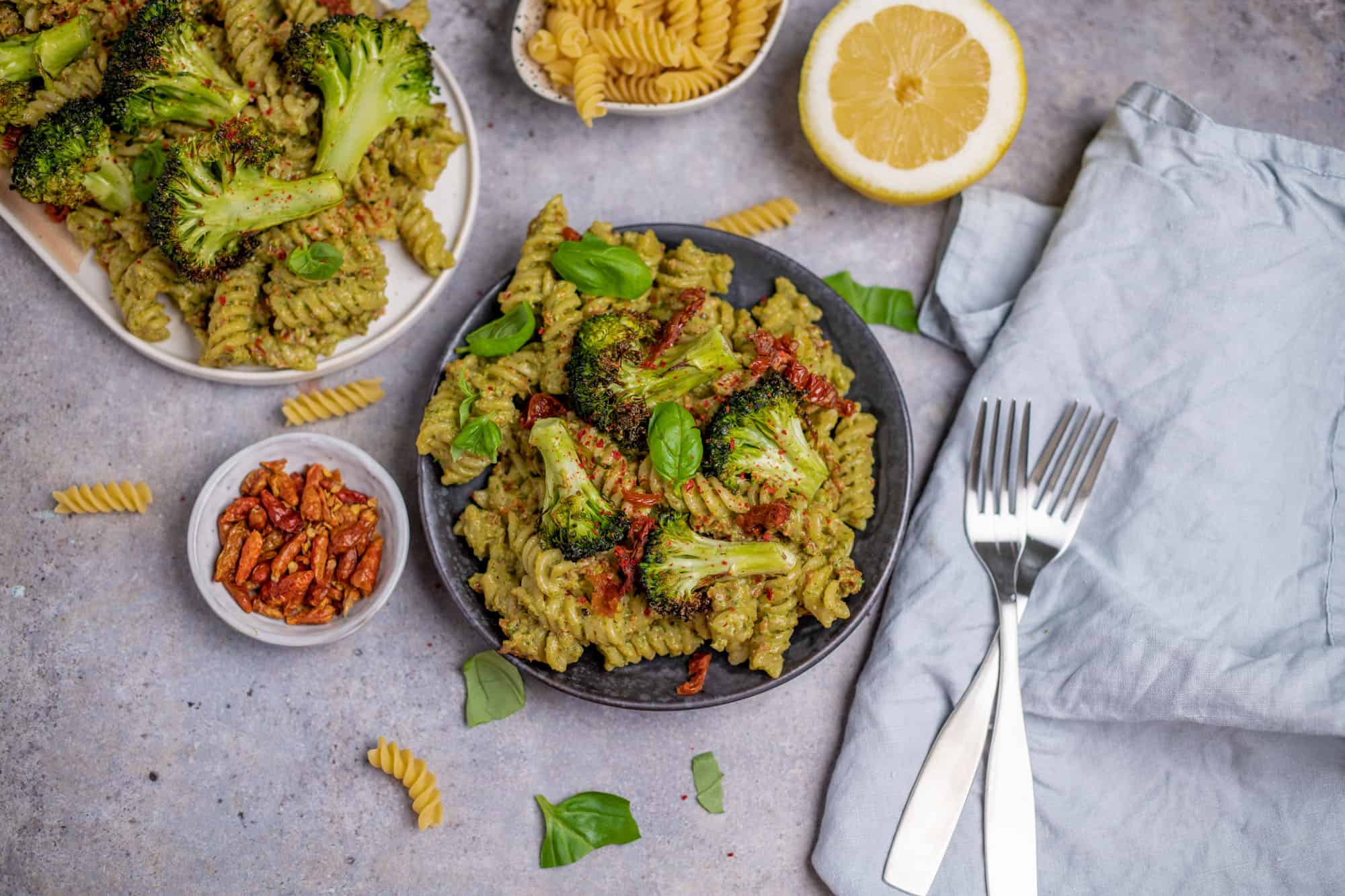 Brokkoli Nudelsalat mit Hanf-Pesto — VEGANE VIBES