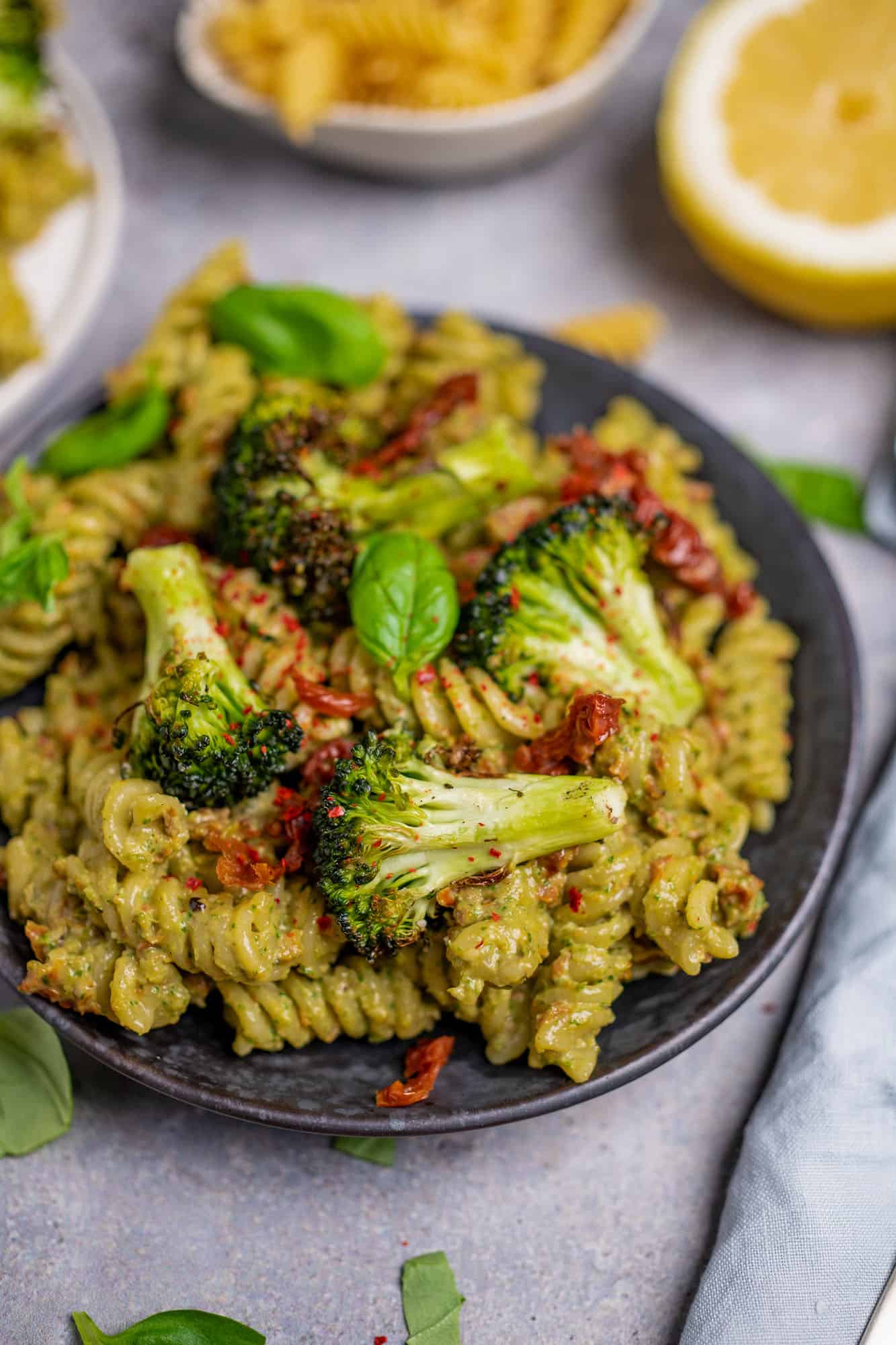 Brokkoli Nudelsalat mit Hanf-Pesto — VEGANE VIBES